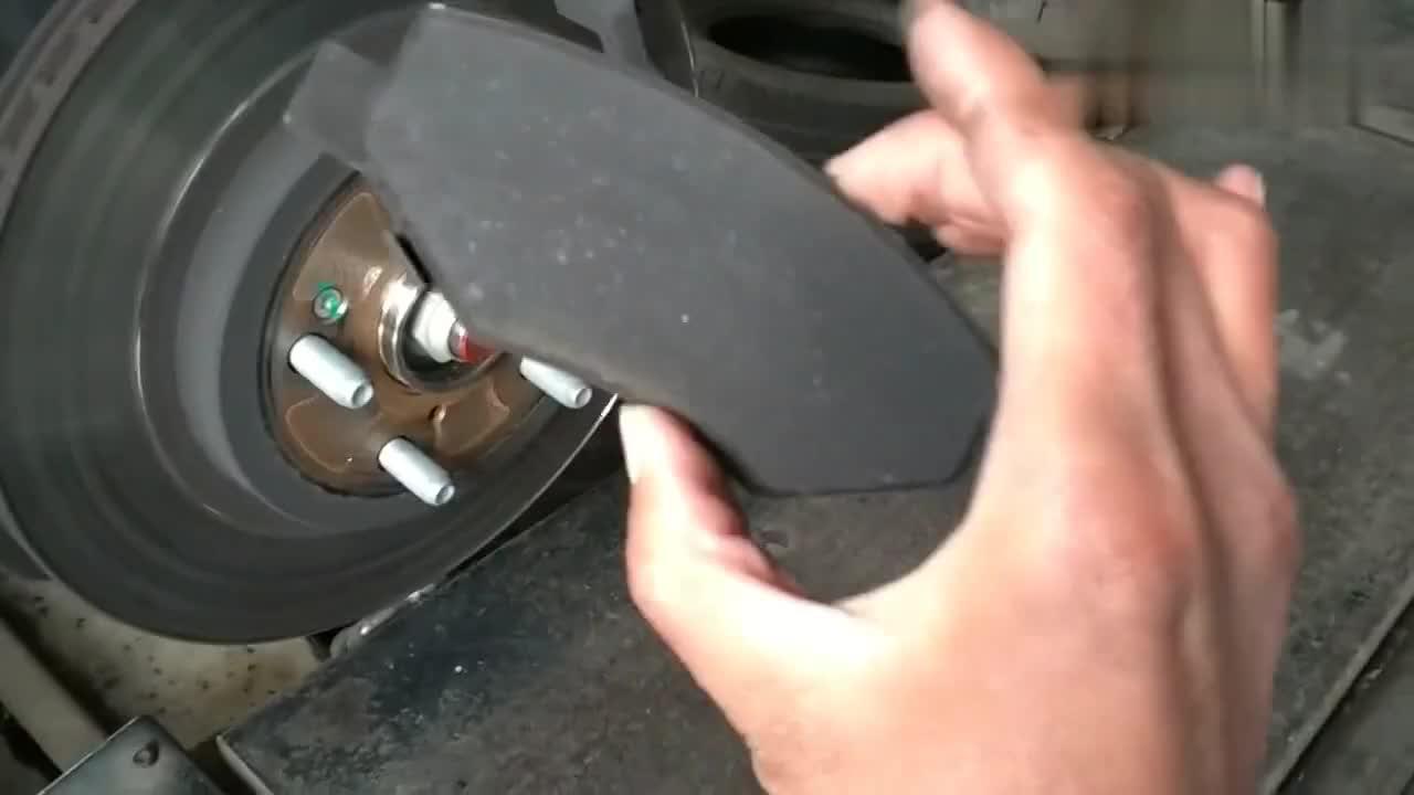 比亚迪唐刹车片2 万公里左右就磨没了，车身重，刹车片设计的小