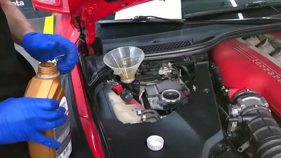 有很多评论说兰博基尼urus保养麻烦，今天带大家看！