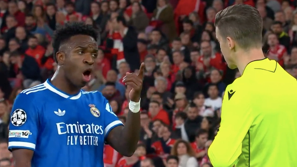 维尼修斯进球投诉对手歧视染黄！穆里尼奥安抚无效 熊皇一度罢赛