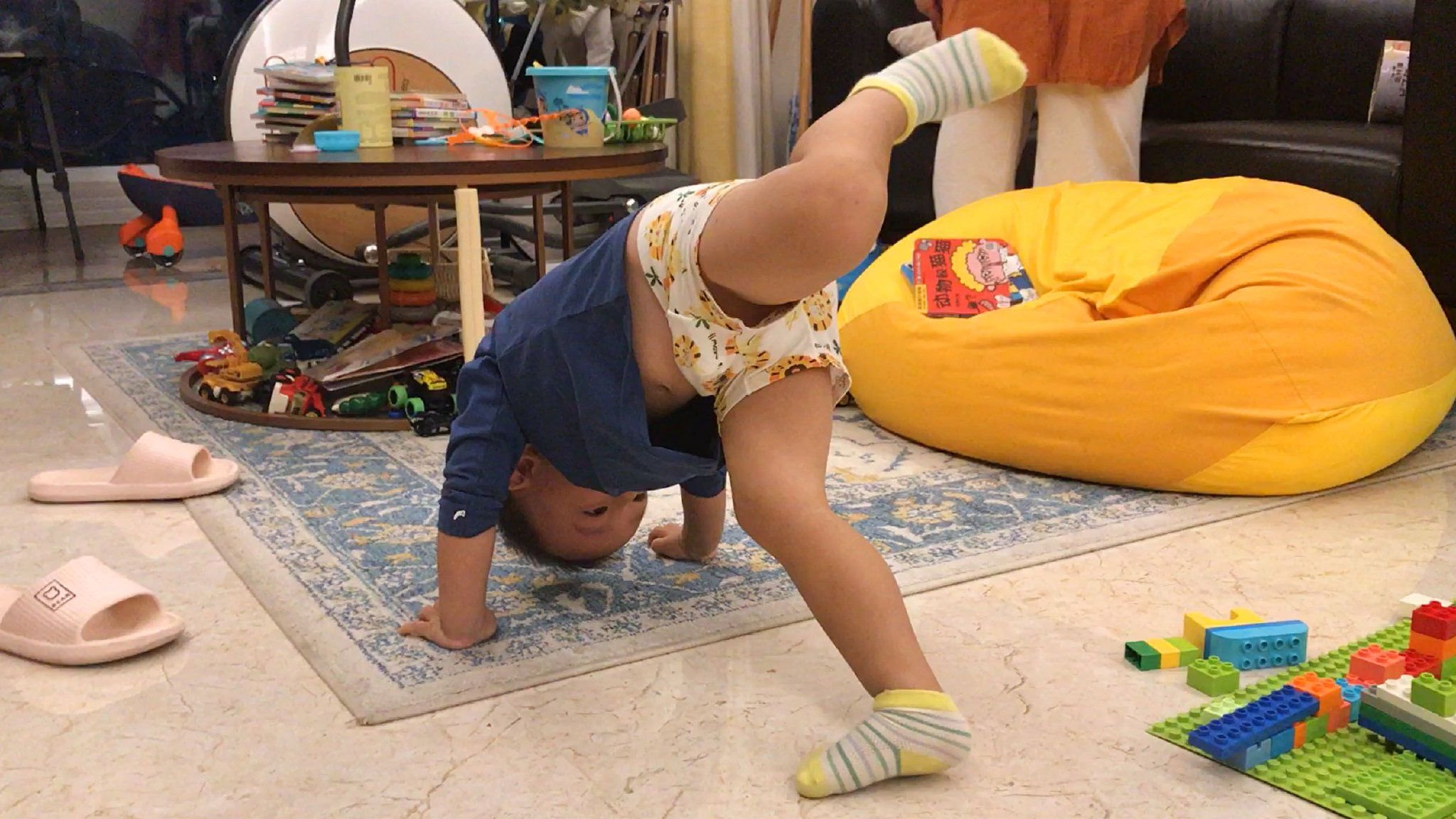 两岁萌宝展示武功：小手一摆小短腿一踢，萌力爆棚，堪比功夫熊猫