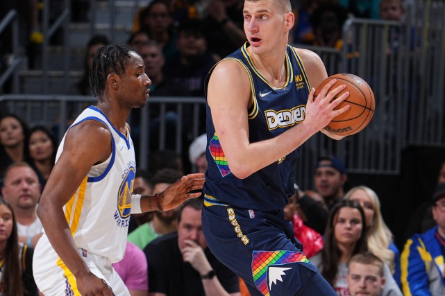 约基奇与勇士战术博弈中的全能统治力展现无遗