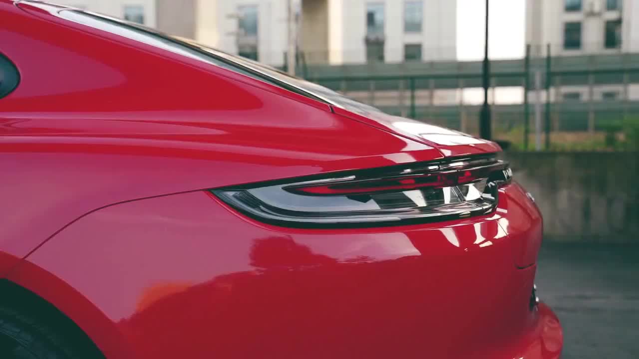 这是保时捷赋予panamera特有的权利，一个尾翼即可赚足回头率