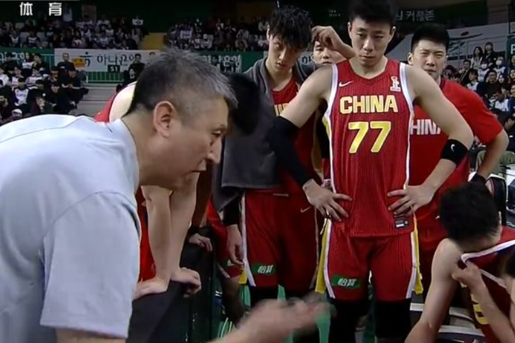 郭士强惹争议！中国男篮官宣21人名单 周琦落选 本土得分王也被弃