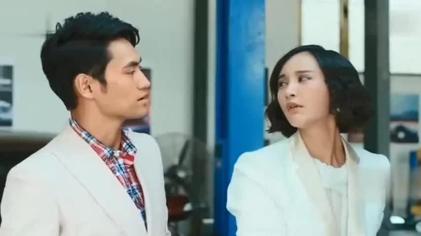 美女回家半道上车坏了，打开车门换个坐姿，立马有车停下载她走