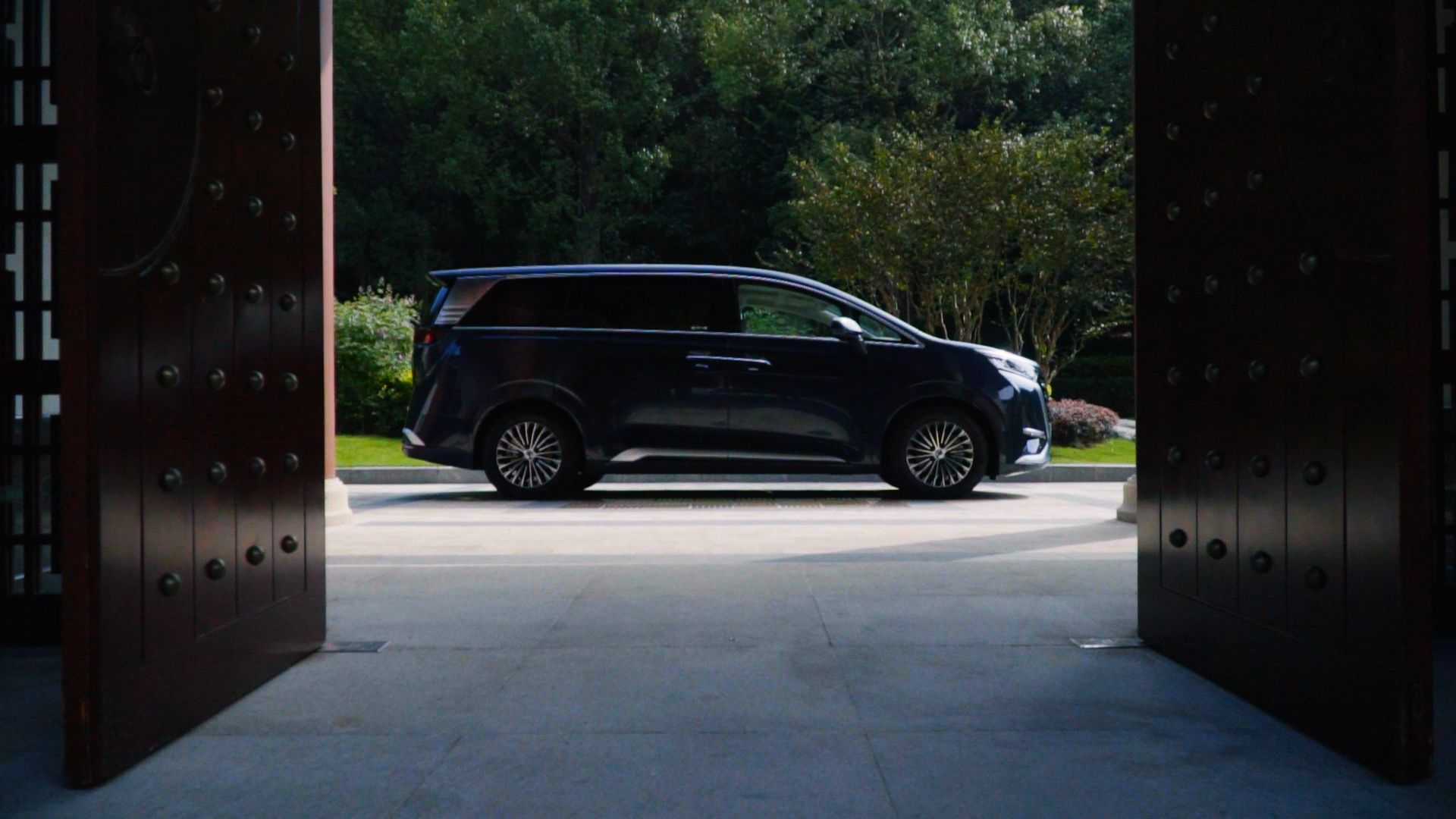 最高售价近46万的腾势D9，是飘了还是物有所值？