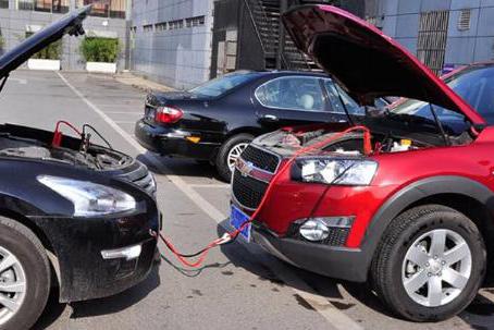 汽车蓄电池没电别用搭火线，把手机充电宝直接连上，汽车启动了