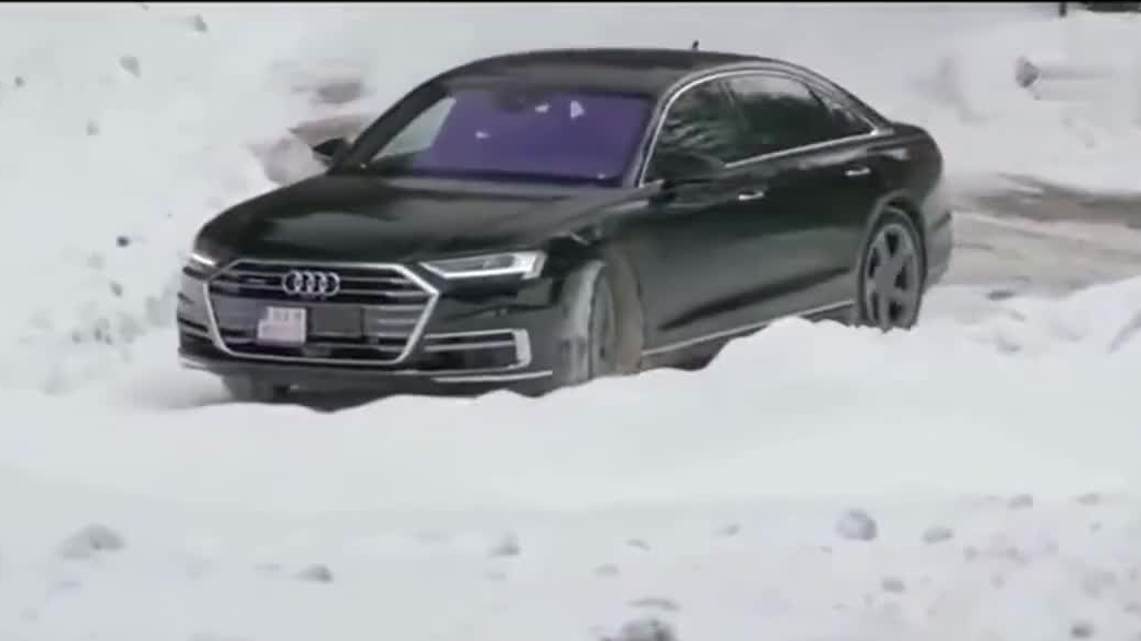 值一百万的奥迪A8L为啥这么贵，转弯时急打一把方向就懂了