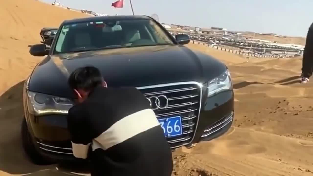奥迪A8真牛气，又不是越野车，去沙漠干嘛