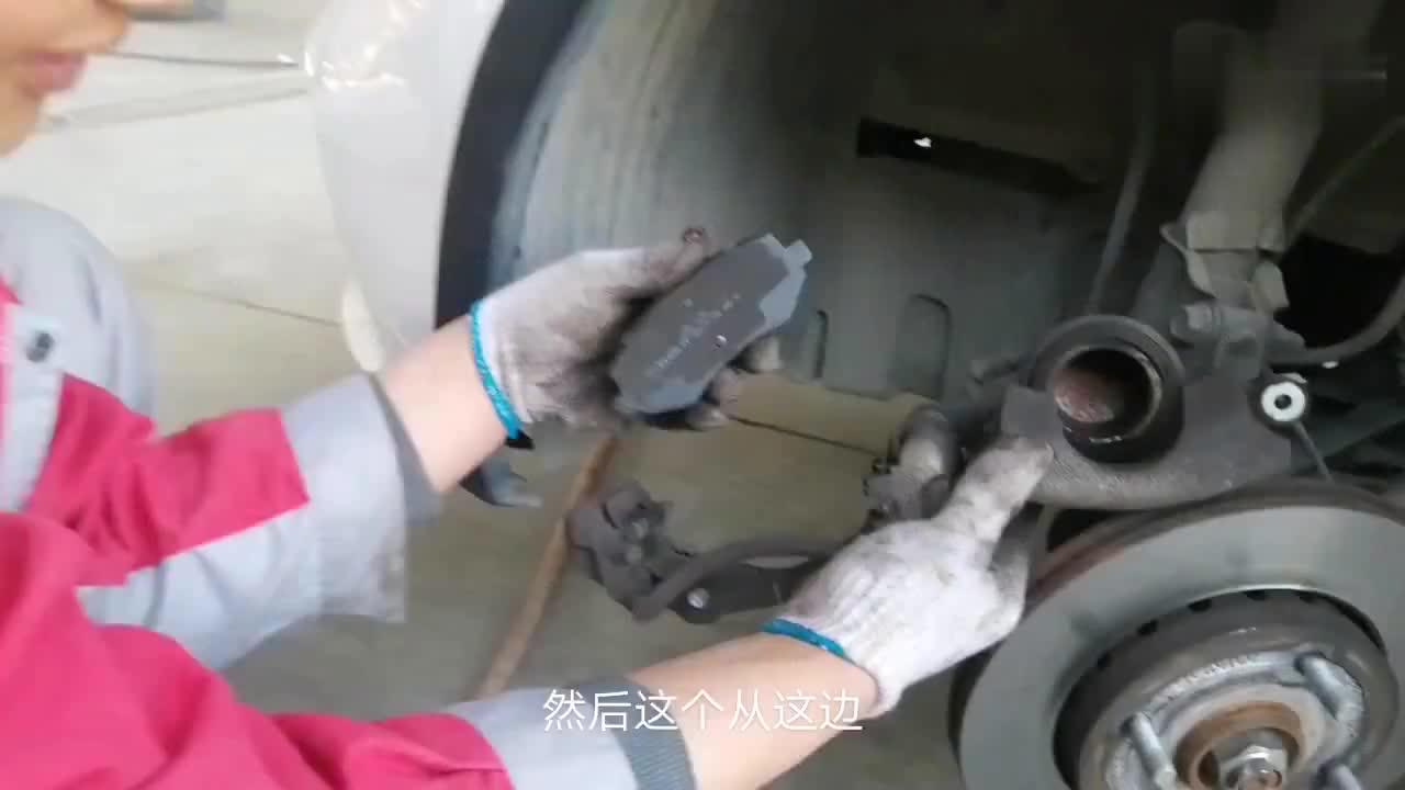 宝骏310W，发现设计缺陷，更换前刹车片必须整体拆掉前分泵