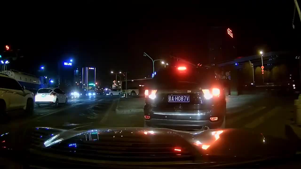 实拍：您连续变道就算了，来大西北开车这么牛