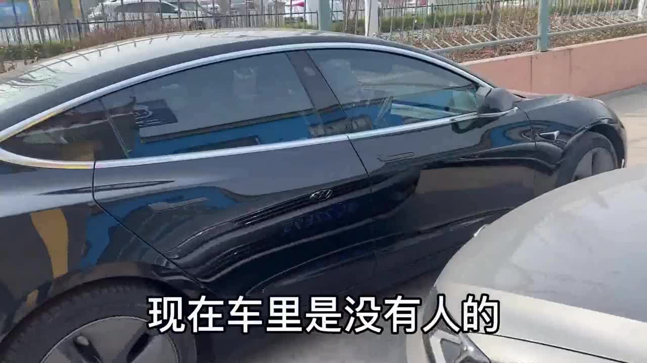 这下出丑了，本来想演示下特斯拉的召唤功能，八只眼看不清线吗？