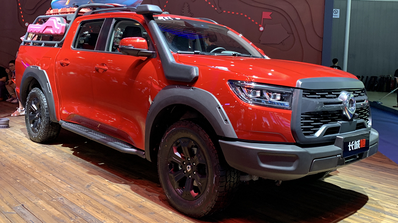 配绞盘、氮气避震、三把锁，实拍长城炮越野版，到底多强悍？