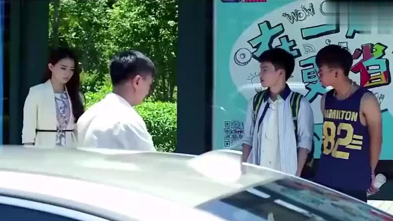 灰姑娘在等公交，突然一辆豪车停在面前，让她上车羡煞旁人