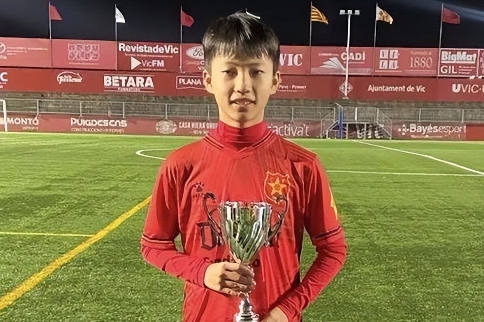 燃爆中国足坛！曝14岁小将加盟巴萨拉玛西亚 创历史 董路青训培养