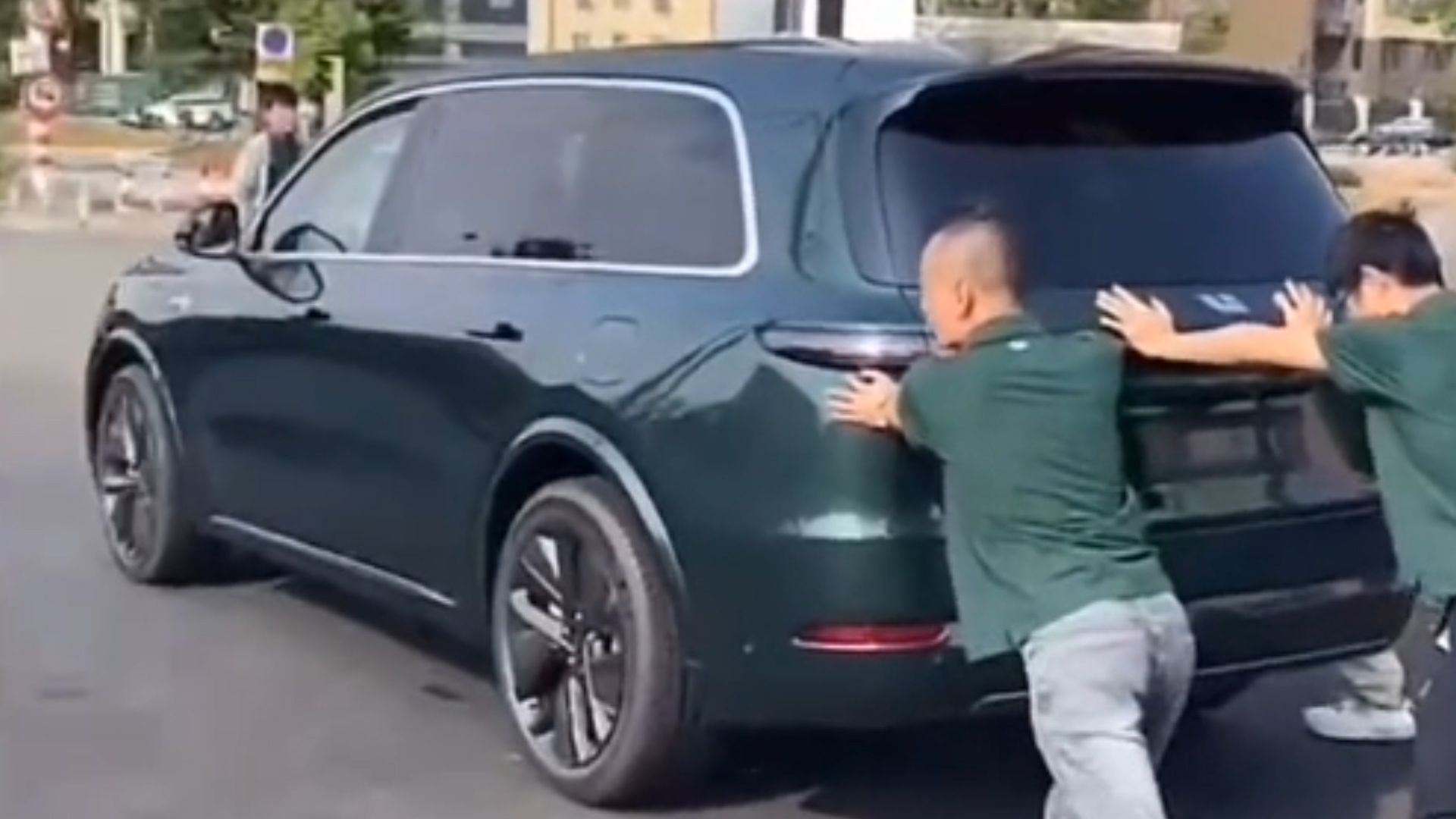 理想L9？3公里新车出现故障坏在路中间