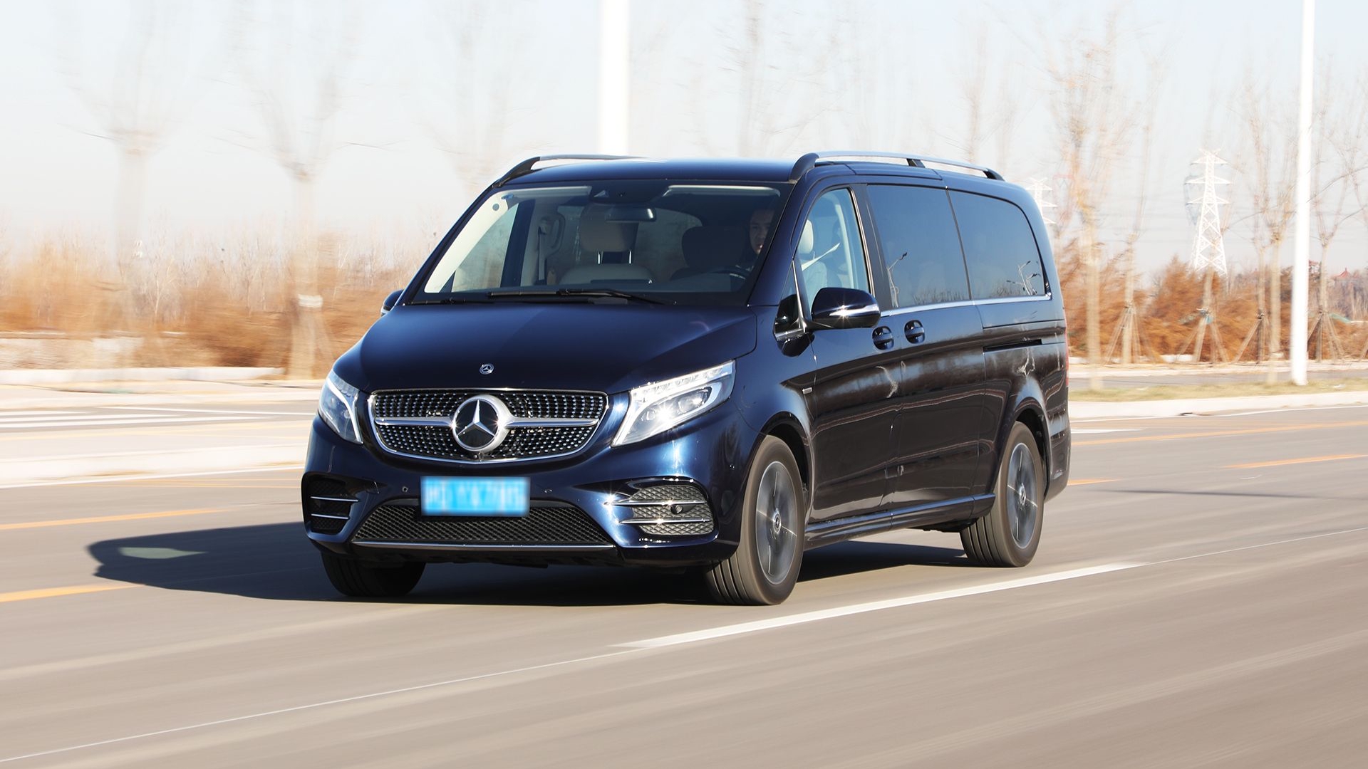 全系搭载9AT+空气悬挂，优惠后裸车价不足40万，聊聊福建奔驰V级