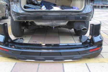 保险杠撞坏了发现是塑料的，是偷工减料吗？