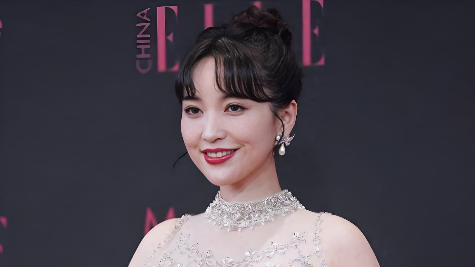 42岁金莎近况曝光！与小17岁男友形影不离，在县城商演引争议