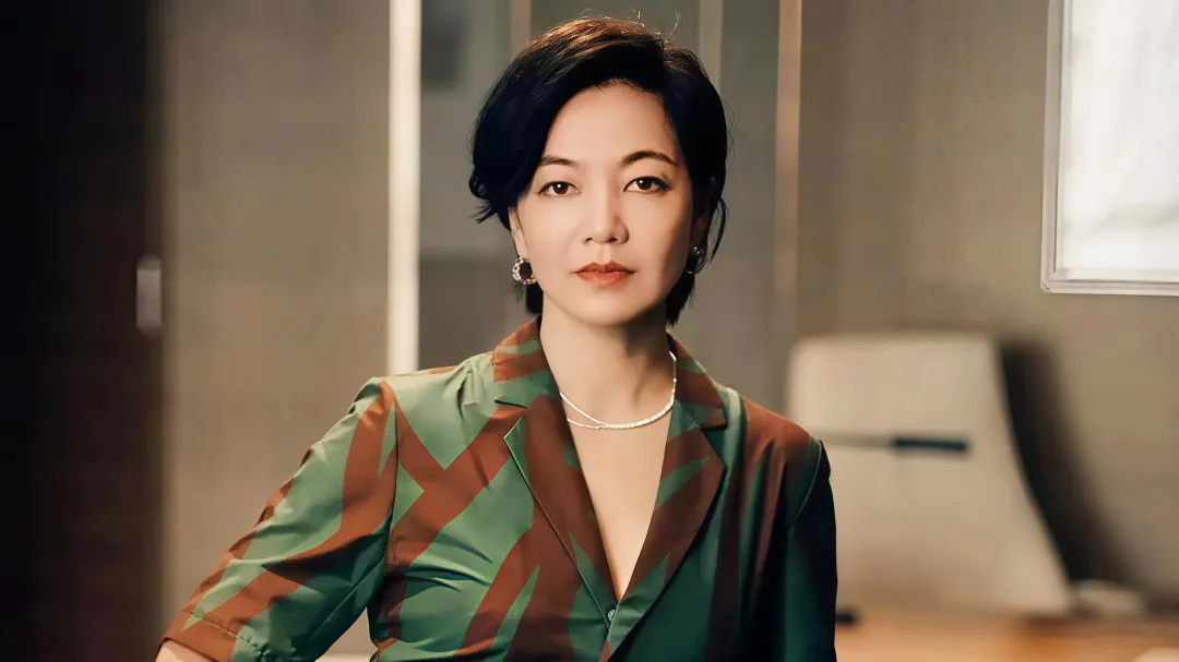 48岁阿雅近况曝光！嫁给身家过亿“活佛”生一女，如今婚姻很幸福