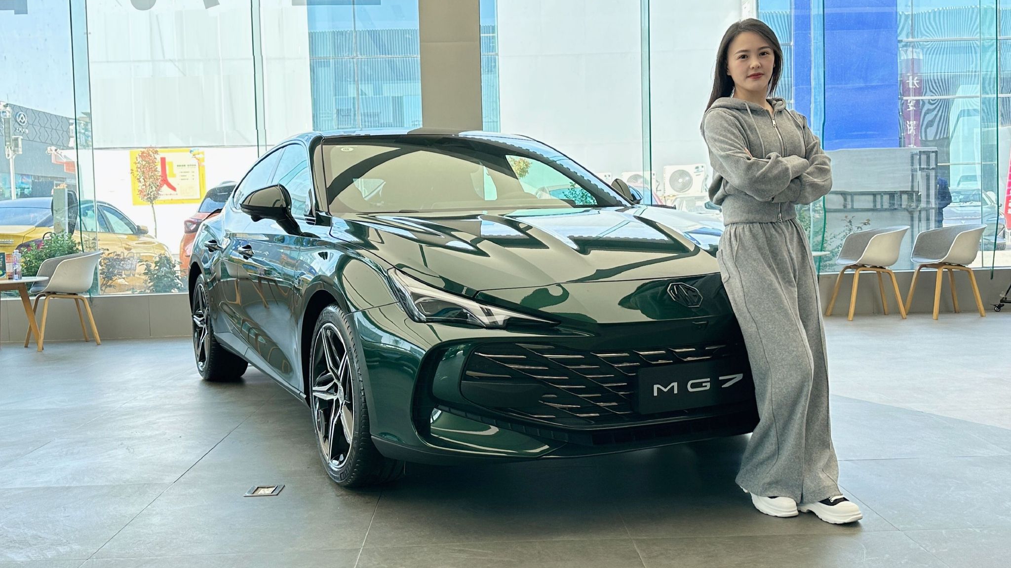 雅阁新对手，优雅与运动并存，实拍上汽MG7