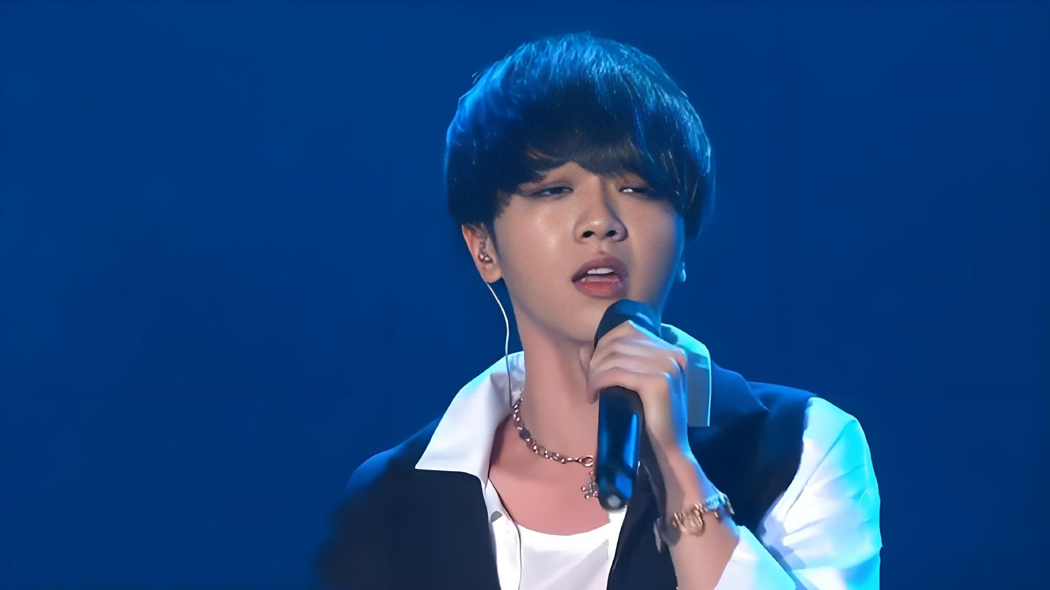 2015央视秋晚名场面！华晨宇《微光》温柔，张碧晨《年轮》治愈