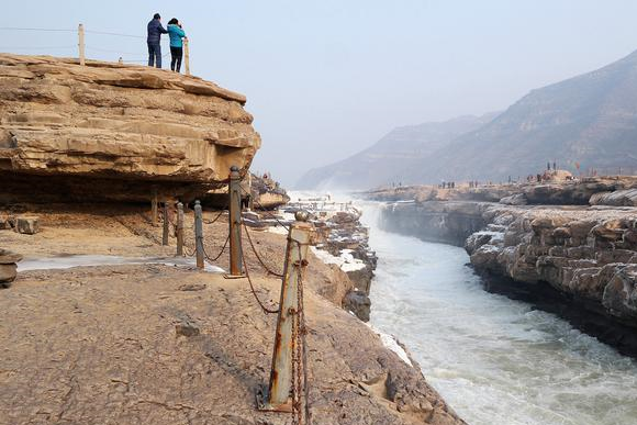 黄河壶口下游，孟门山河心岛，古今闻名的地方，河水奔腾浊浪排空