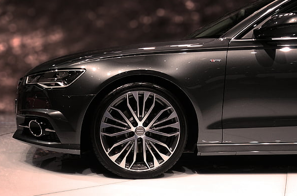 汽车保养，到底看行驶公里还是时间？这种方法最省钱