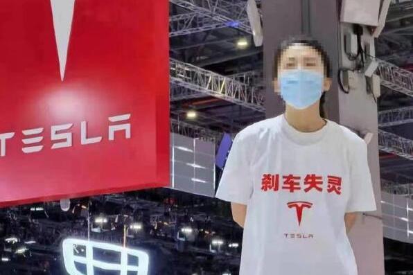上海车展特斯拉车主站车顶维权，高喊“特斯拉刹车失灵”