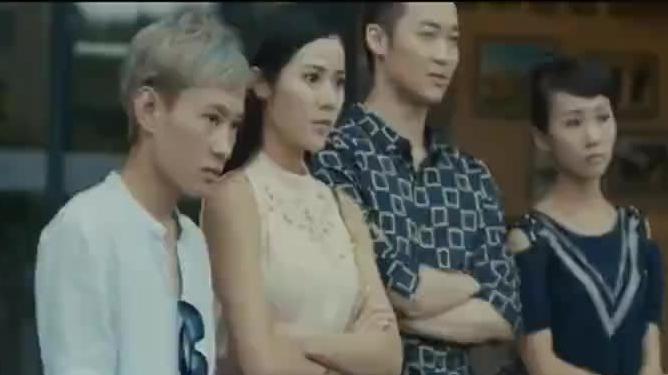 男子带美女坐跑车兜两圈，美女上车后兜了两圈，被赶下