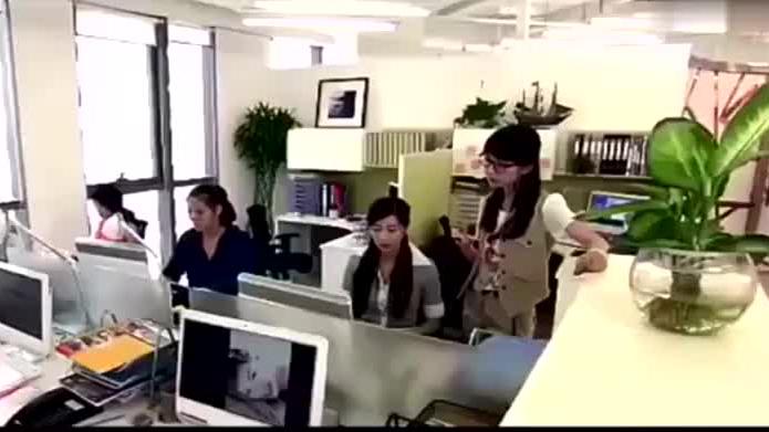 集团总裁为追求美女，不开豪车去挤公交车看来是豁出去了