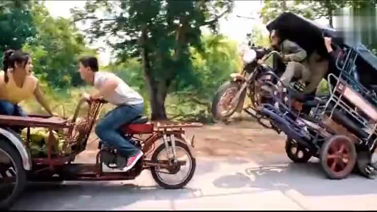 服我只服泰国小伙开三轮摩托车飙出新高度，这技术笑的我肚子痛