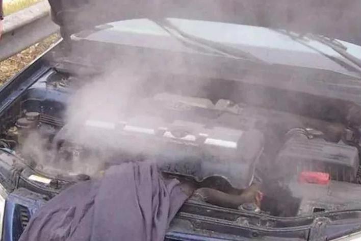 开锅了，他喂车喝椰汁，交警：我们受过专业训练，一般不会笑….