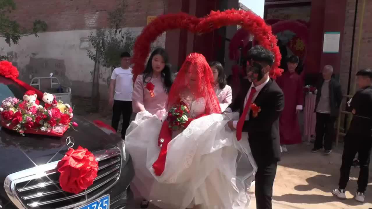 湖南一姑娘出嫁,长得一般,新郎却很帅气,今天来娶她,很高兴