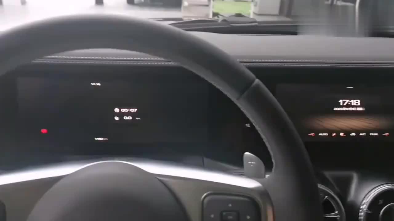 实拍坦克300内饰，中控有块表，配连体大屏，豪华不输奔驰大G