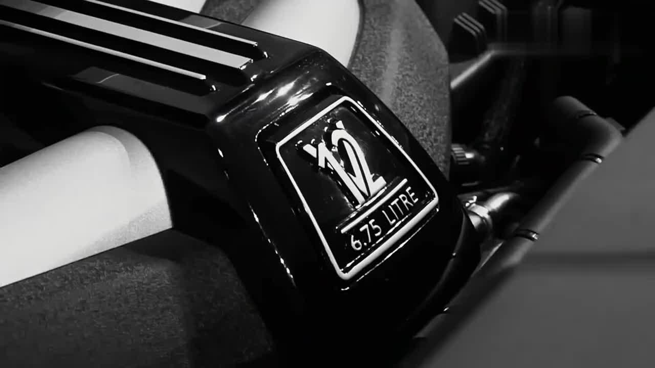 花700万买的劳斯莱斯库里南，打开车门坐进后排，感觉钱花到位了