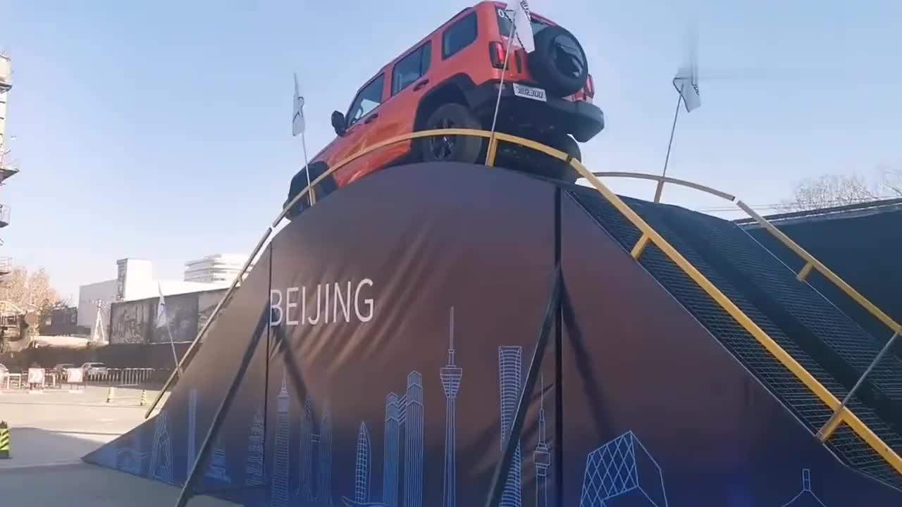 实拍坦克300场地试驾，交叉轴，44度，99驼峰