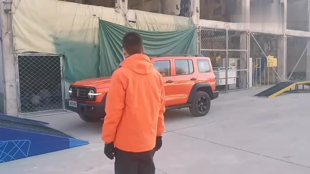 实拍坦克300场地试驾，交叉轴，44度，99驼峰