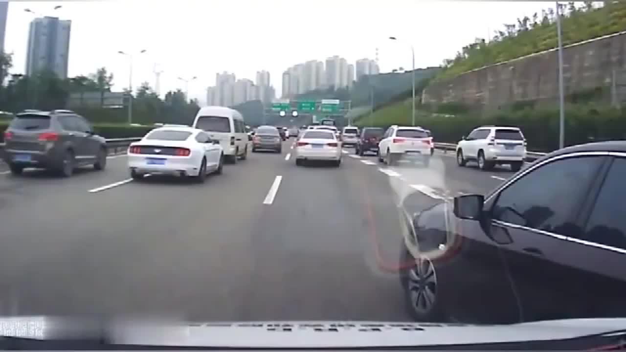 行车记录仪实拍：路怒症！遇到这不守规均的司机，就不惯着