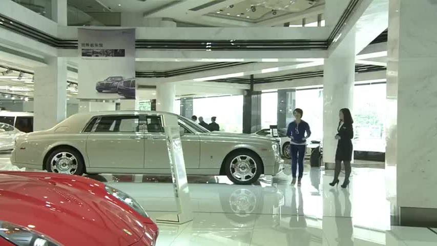 美女看中1200万的迈巴赫被销售员嘲笑，不料美女直接刷卡开走