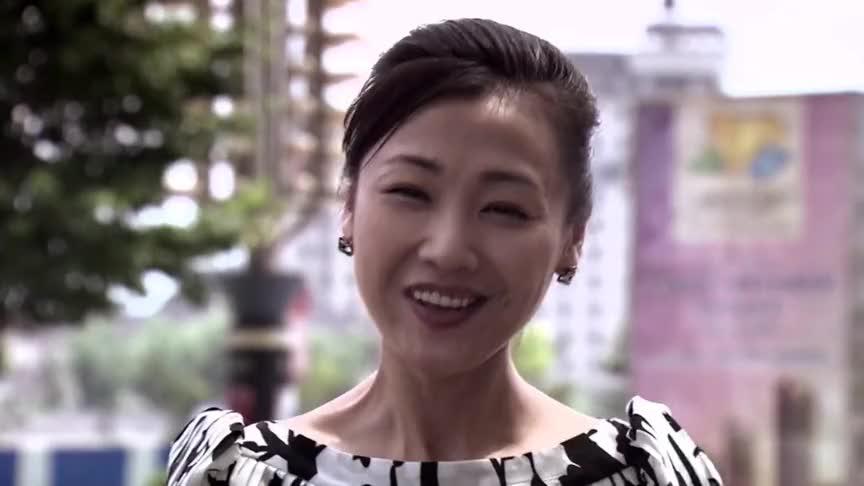 路虎男耍大牌在美女面前嘚瑟黄金卡，谁料美女直接办张钻石卡