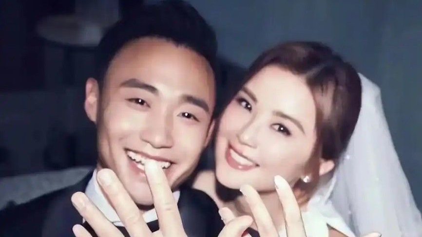 蔡卓妍被曝含泪控诉小10岁老公，结婚不到1个月，私生活被扒