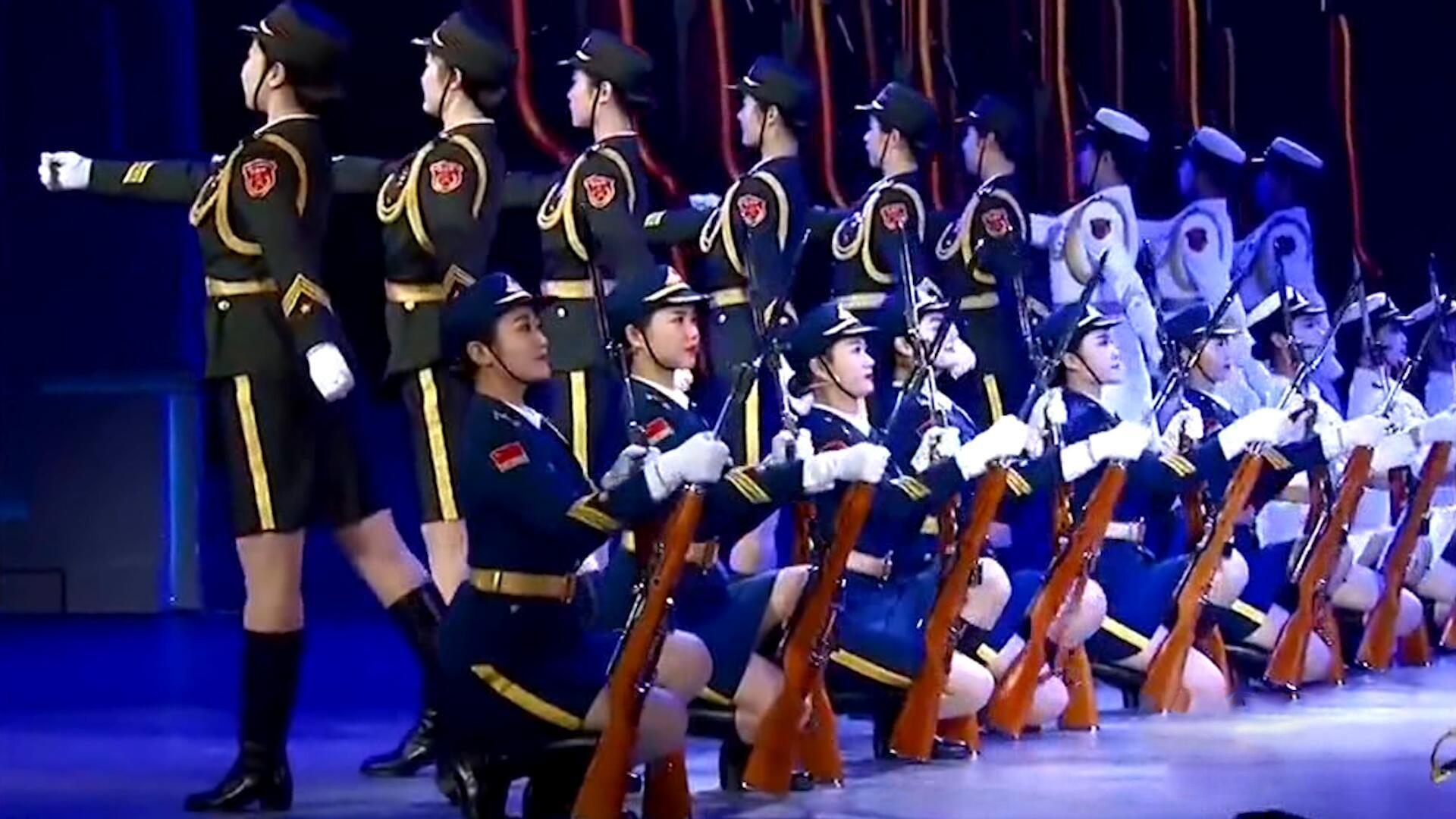 女兵壁纸高清图片1920,女兵壁纸高清图片 靓丽的风景线,三军仪仗女兵进行枪操表演,画面太美了!