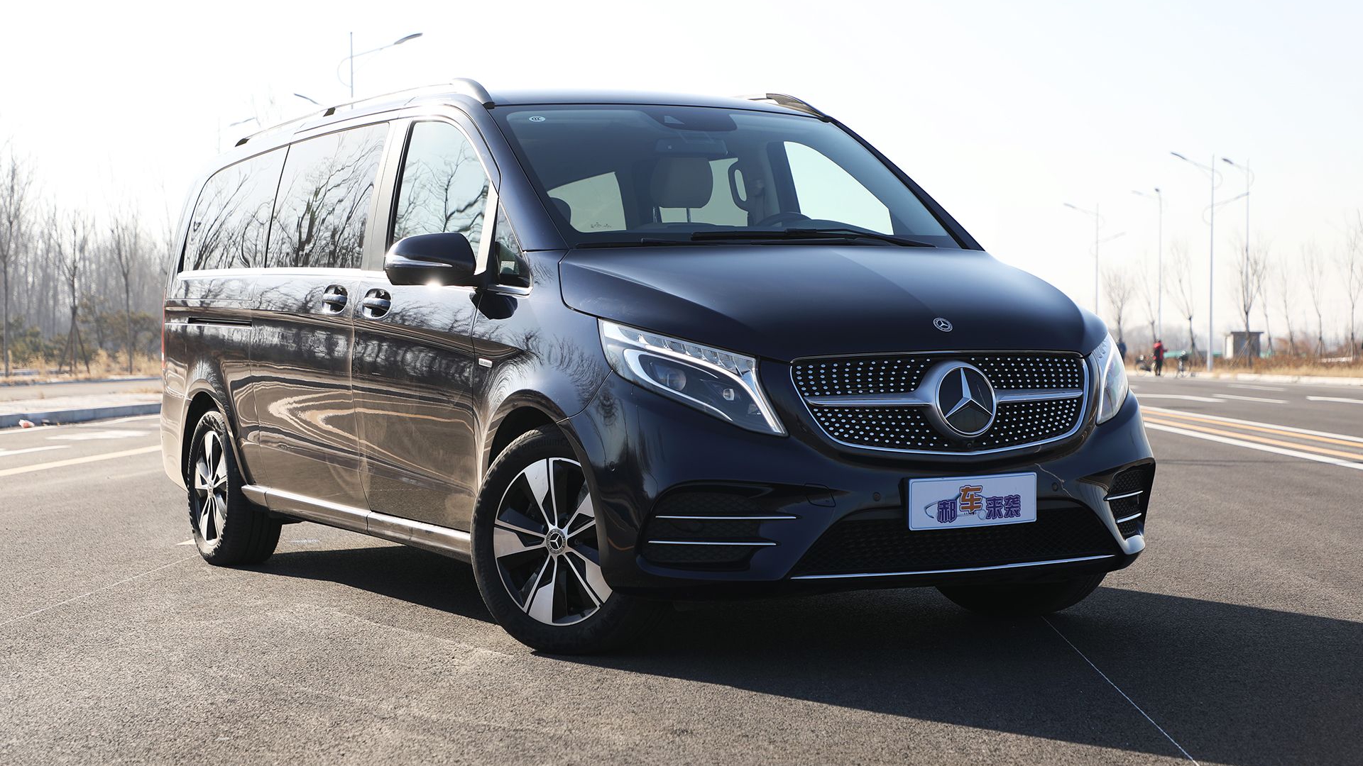 奔驰V级狂降8万+，最低配裸车价不足40万？相比丰田埃尔法选谁？