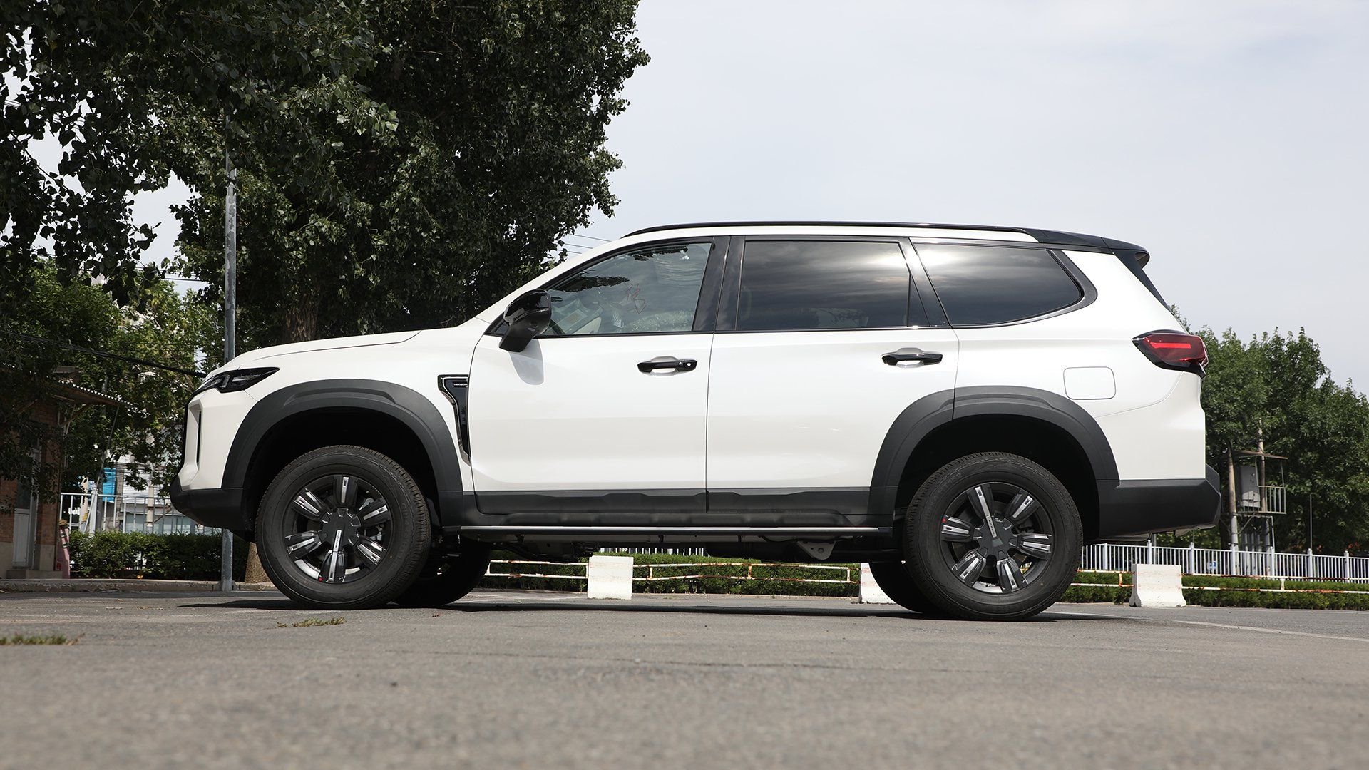 视频：大空间高性价比SUV，中配落地价25.66万贵么？上汽大通领地导购