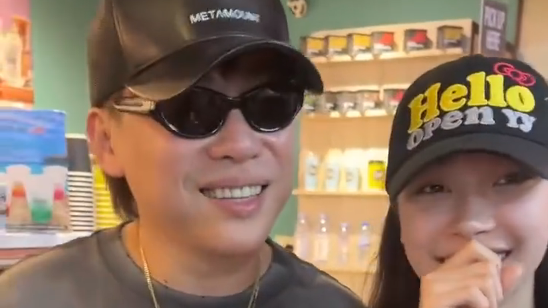 胡彦斌与易梦玲被拍到牵手逛街，购物后一起回家，疑似已经同居