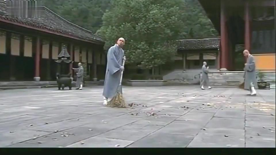僧侣正在扫地,抬头看见一座山在天上飞,立马吓的四处