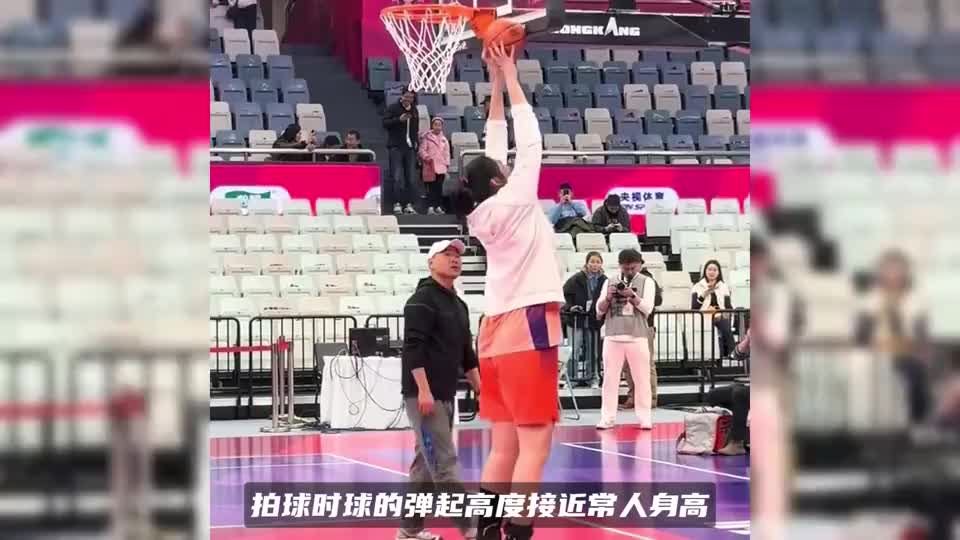 2米26张子宇的专属热身！别人热身靠跳，她站着手一举就到篮板