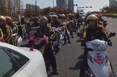女子结婚不坐婚车却坐在了外卖哥小的电动车上，看起来好幸福