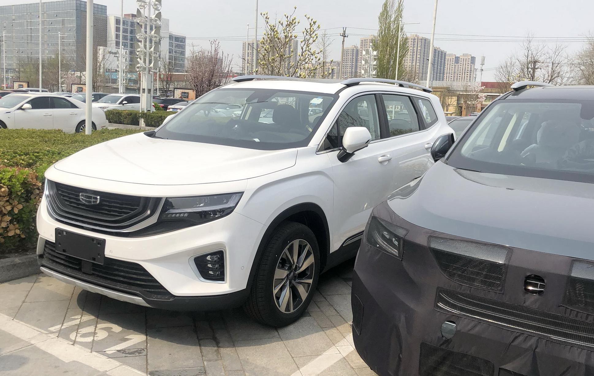 吉利豪越实车曝光，车身尺寸大、底盘布局前轮驱动