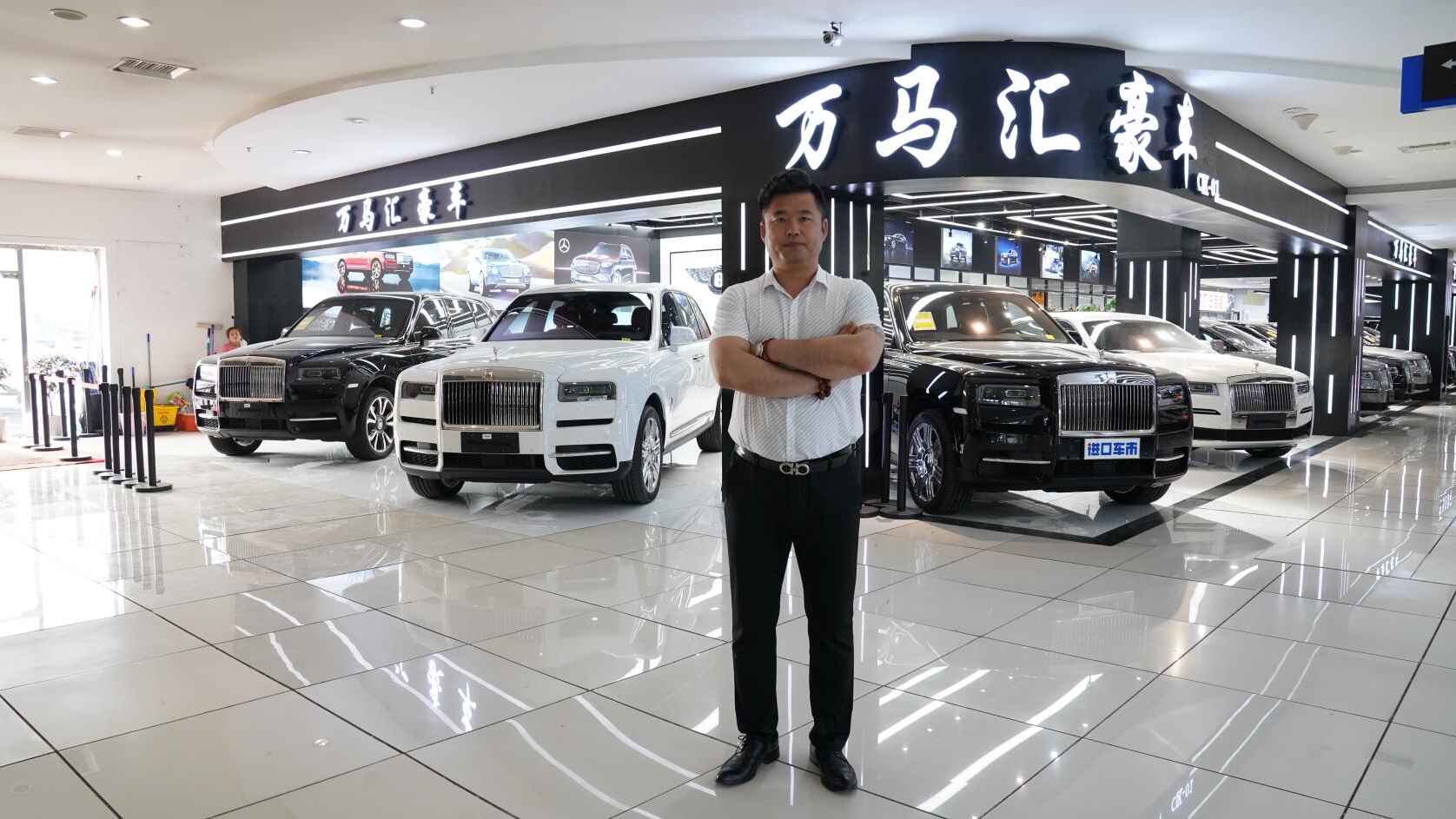 打卡豪车展厅，视频中一共出现了几辆劳斯莱斯库里南？